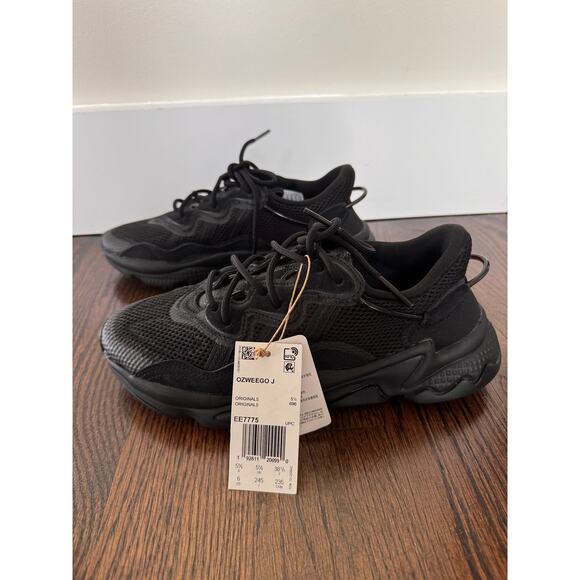 Adidas Ozweego Junior Sneakers 6 Triple Black Mesh Athletic Running Shoes EE7775 - Picture 3 of 8